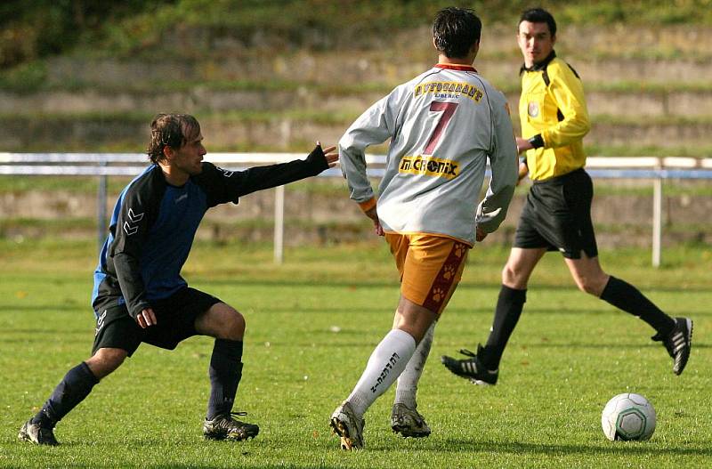 Železný Brod (v modrém) remizoval ve vyhroceném utkání s Pěnčínem 2:2.