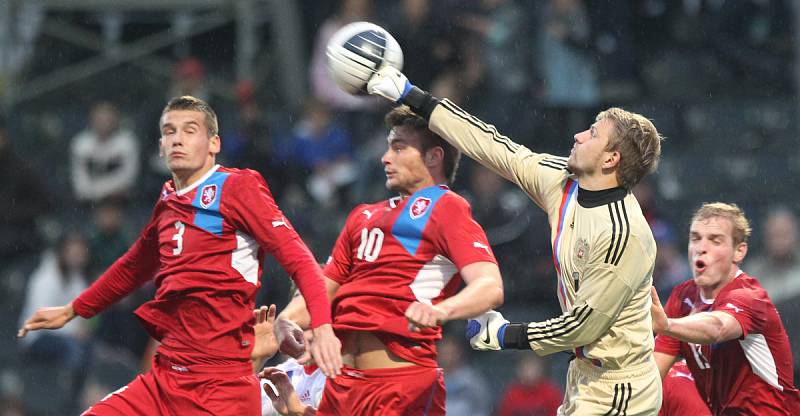 Česká jednadvacítka nestačila na Rusko a prohrála 2:0. Na snímku zasahuje brankář Ruska Nikolay Zabolotni před českými hráči Lukášem Hejdou (vlevo) a Tomášem Wágnerem.