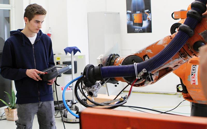 Na Střední průmyslové škole technické slavnostně otevřeli učebnu robotiky.