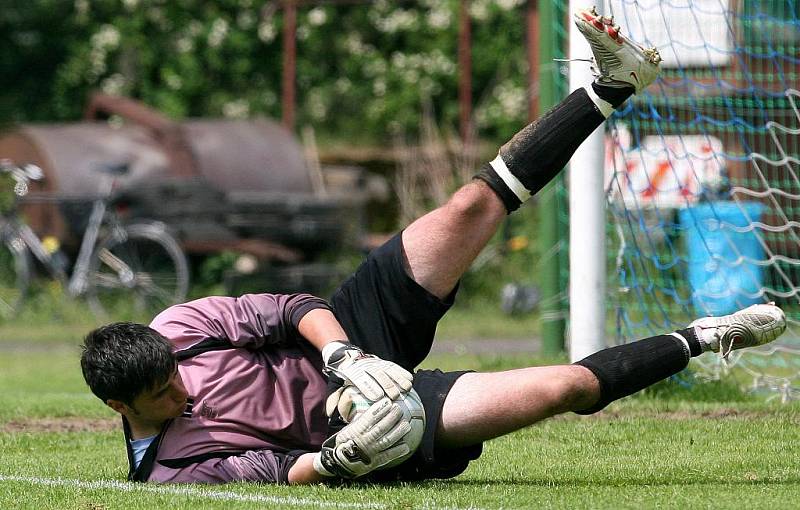 Fotbalisté Mšena (v bílém) si díky vítězství nad Pěnčínem zajistili postup do divize. Rezerva Lípy totiž prohrála.