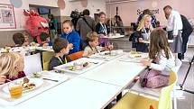 Děti z Masarykovy základní školy v tanvaldském Šumburku si naberou tolik jídla, kolik chtějí.