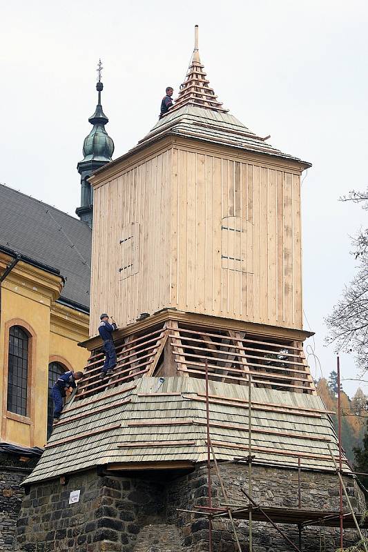 Železnobrodská zvonice dostává konečnou podobu.