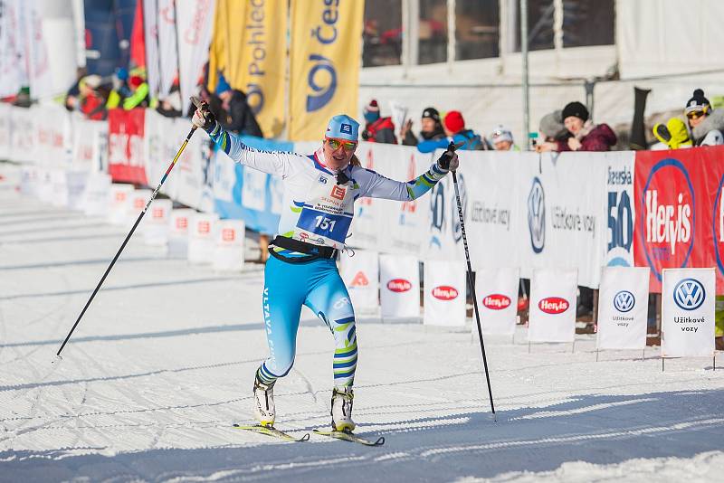 Závod v klasickém lyžování, Volkswagen Bedřichovská 30, odstartoval 16. února v Bedřichově na Jablonecku Jizerskou padesátku. Hlavní závod zařazený do seriálu dálkových běhů Ski Classics se pojede 18. února 2018. Na snímku je druhá žena v závodu na 30 kil