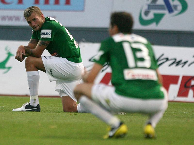 Sparta vyhrála v Jablonci 2:1 a je v čele Gambrinus ligy. Smutek hráčů Jablonce Víta Beneše (vlevo) a Pavla Eliáše po druhé inkasované brance.