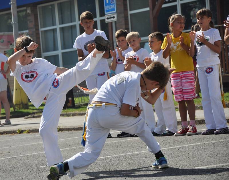 Atletika má v Jablonci dlouholetou tradici. Děti si mohly vyzkoušet proběhnout překážkovou dráhu, skok o tyči nebo třeba hod oštěpem.