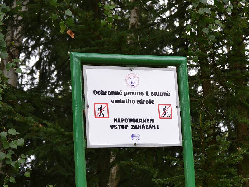 Surová voda pro úpravnu v Bedřichově je akumulována v přehradě Josefův Důl. Na břeh je zákaz vstupu do vodárenského pásma.