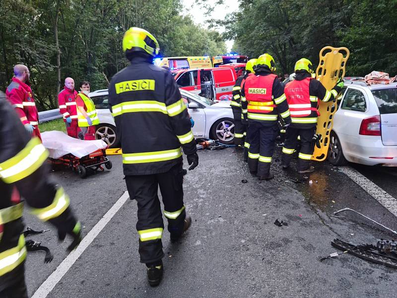 Srážka dvou osobních vozů v Malé Skále. Čtvrtek 23. září