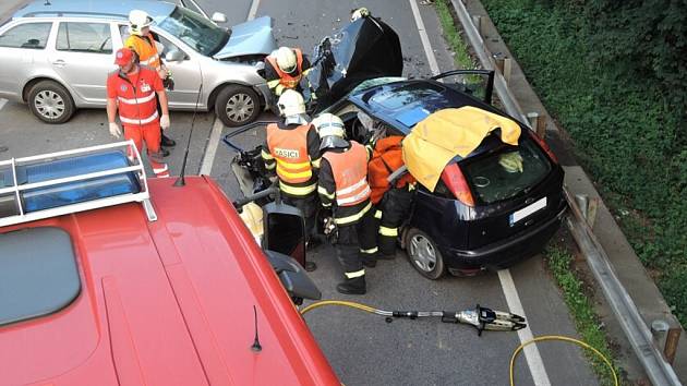 Semilští profesionální hasiči zasahovali v pátek večer u dopravní nehody dvou osobních automobilů v Benešově u Semil. 