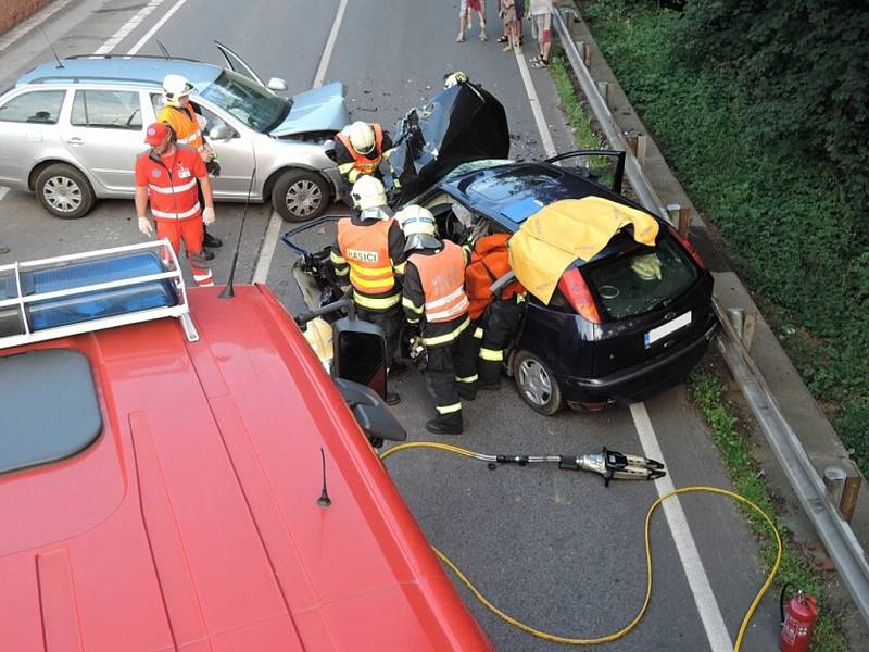 Semilští profesionální hasiči zasahovali v pátek večer u dopravní nehody dvou osobních automobilů v Benešově u Semil. 