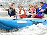 Jablonecké děti si vyzkoušely jízdu na raftových člunech po Jizeře na Malé Skále v rámci příměstského letního tábora Jablonečák.