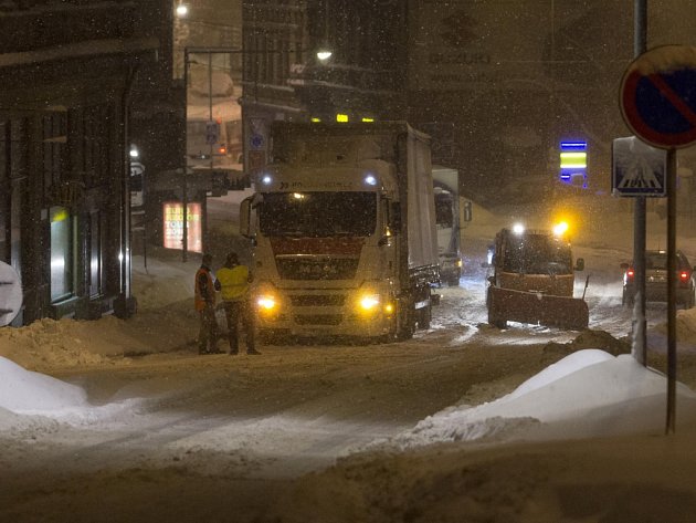 Jablonecko 4. ledna zasypal sníh. Aktuální stav ve 21 v Jablonci na ulici Pražská.