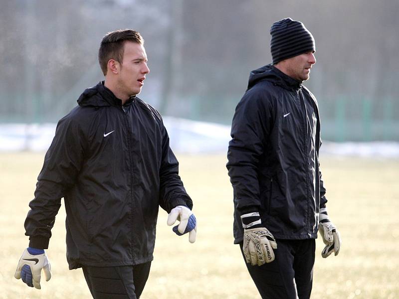 Mladý brankář Vilém Fendrich (vlevo) teď v zimní přípravě sbírá zkušenosti od matadora mezi tyčemi Michala Špita. Brzy se k nim připojí také zraněný Roman Valeš.