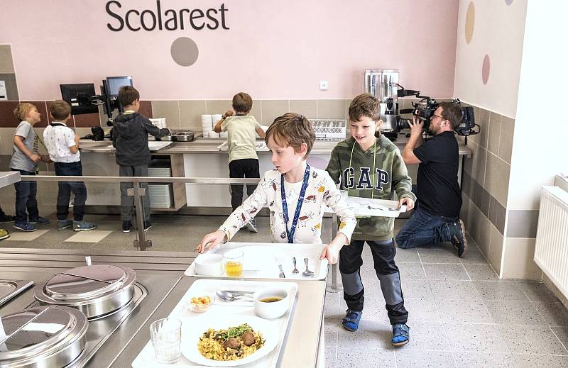 Děti z Masarykovy základní školy v tanvaldském Šumburku si naberou tolik jídla, kolik chtějí.