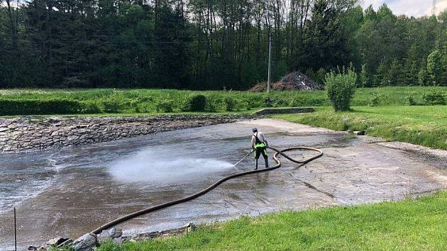 Oprava požární nádrže - koupaliště v Loužnici.