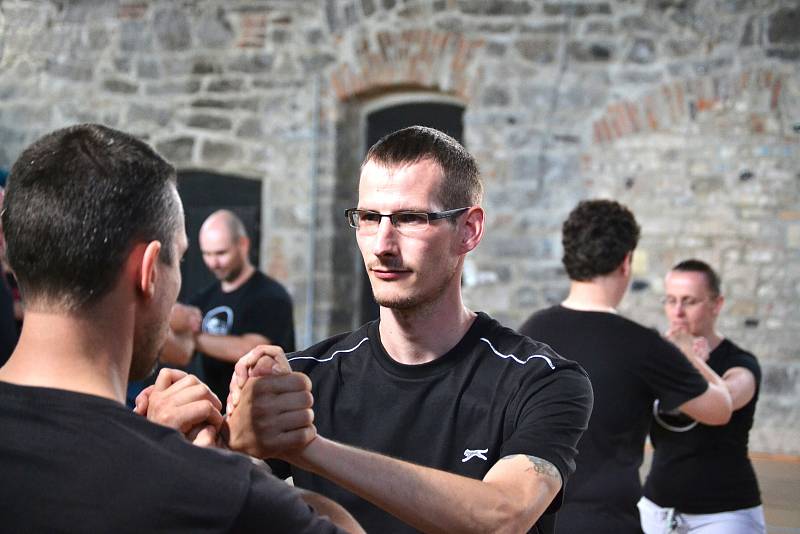 Dva věhlasní zahraniční mistři bojového umění, aikido a taichi, vedou sportovní kemp v nejvýše položené osadě Jizerských hor na Jizerce.