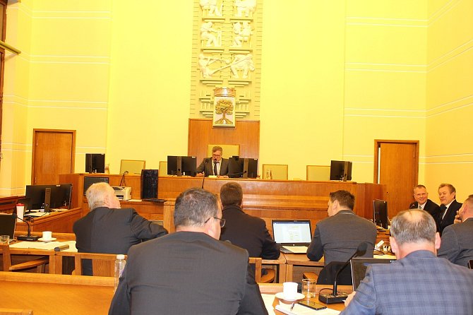 Novým primátorem statutárního města Jablonec nad Nisou byl 17 hlasy zvolený Miloš Vele.