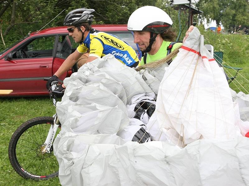 Mistrovství ČR v extrémním závodě štafet I. kategorie EXTREM CUP 2009 se čtyřmi disciplínami běh, mtb, paragliding a kajak odstartoval na Žluté plovárně v Malé Skále. Běžci předali štafetu bikerovi. Ten na Kozákově předal paraglidistovi. 