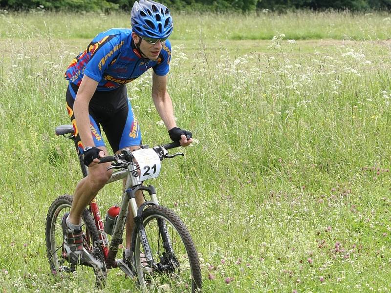 Mistrovství ČR v extrémním závodě štafet I. kategorie EXTREM CUP 2009 se čtyřmi disciplínami běh, mtb, paragliding a kajak odstartoval na Žluté plovárně v Malé Skále. Běžci předali štafetu bikerovi. Ten na Kozákově předal paraglidistovi. 