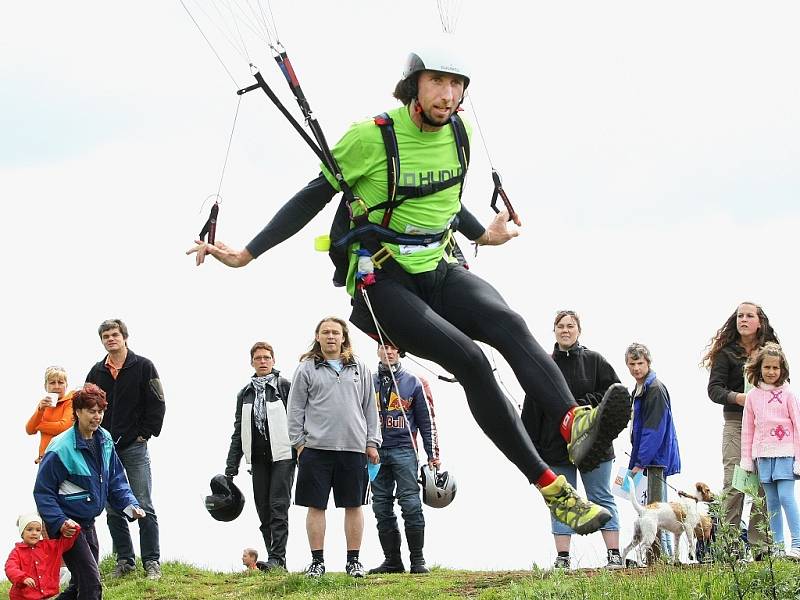 Mistrovství ČR v extrémním závodě štafet I. kategorie EXTREM CUP 2009 se čtyřmi disciplínami běh, mtb, paragliding a kajak odstartoval na Žluté plovárně v Malé Skále. Běžci předali štafetu bikerovi. Ten na Kozákově předal paraglidistovi. 