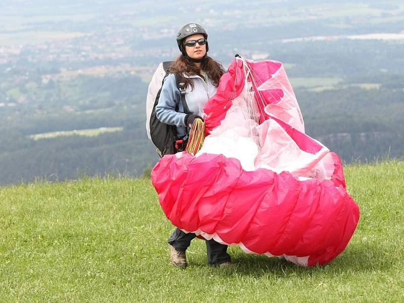 Mistrovství ČR v extrémním závodě štafet I. kategorie EXTREM CUP 2009 se čtyřmi disciplínami běh, mtb, paragliding a kajak odstartoval na Žluté plovárně v Malé Skále. Běžci předali štafetu bikerovi. Ten na Kozákově předal paraglidistovi. 