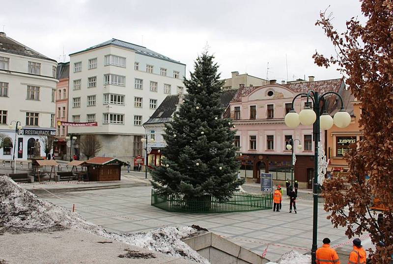 Kvůli nakloněnému kmenu vánoční jedle na Mírovém náměstí se vedení radnice rozhodlo o odstranění stromu kvůli bezpečnosti. Ráno zde začínají Vánoční trhy.