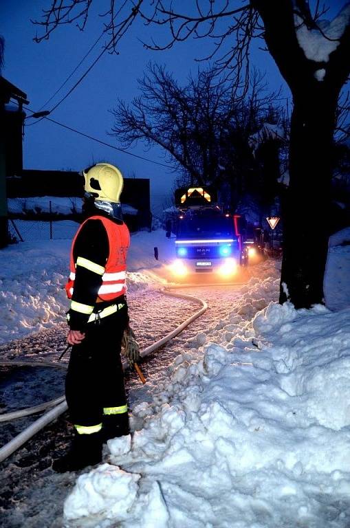 Jednotka byla 16. prosince před 16. hodinou povolána na požár nízké budovy v Lučanech nad Nisou, na místě již zasahovalo HZS Jablonec n/N a místní jednotka. Naše jednotka na místě prováděla zásah v dýchací technice, rozebírání střešní konstrukce, hašení.