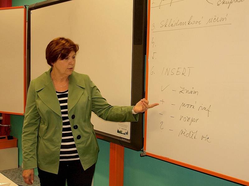 Lektorka Karla Surá seznamuje pedagogy s interaktivními metodami výuky.