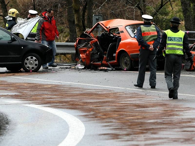 Smrtelným a těžkým zraněním skončila nehoda dvou osobních aut mezi odbočkou na Bratříkov a Loužnicí na Železnobrodsku.