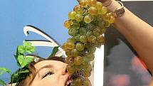 Na vinobraní nechybějí ani jablonecké bakchantky nabízející hrozny. Na snímku Kateřina Hornová.