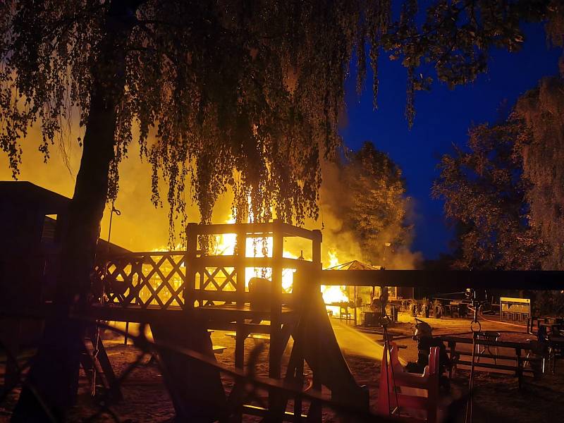 Požár Slunečních lázní u Jablonecké přehrady.