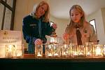 Jablonečtí skauti rozdávají Betlémské světlo v zimní kapli kostela Nejsvětějšího srdce Ježíšova v Jablonci na Horním náměstí.