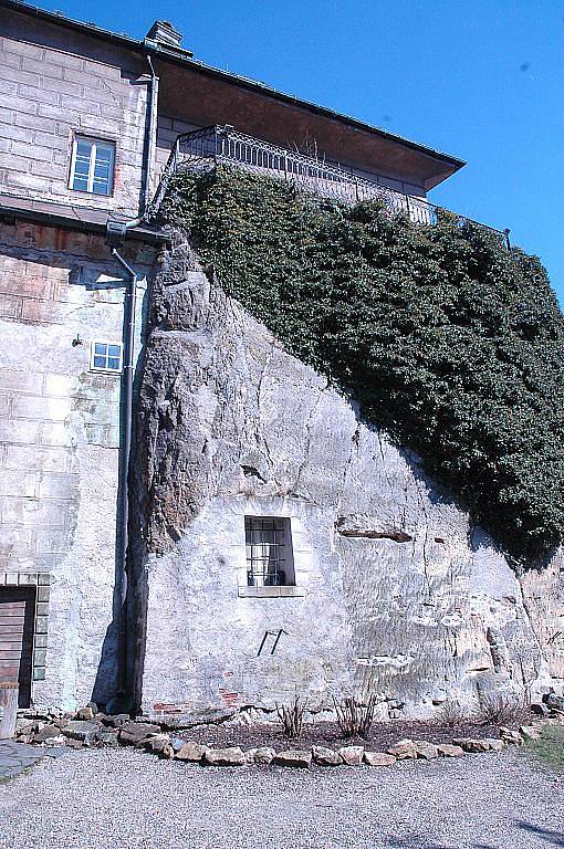 Houska je brána do podzemí. Hrad nedaleko Bezdězu a Kokořína hlídají tajemné bytosti. Tvrdí to i zdejší kastelán Miroslav Konopásek.Tajemnou legendu připomínají zdejší odlehčené akce, například čertí jarmarky.