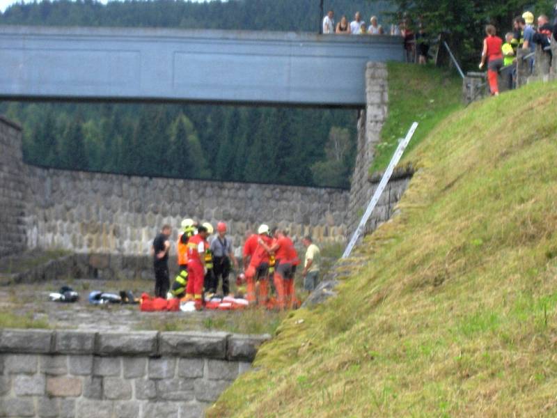 Motorkář vylétl přímo do přepadu soušské přehrady.