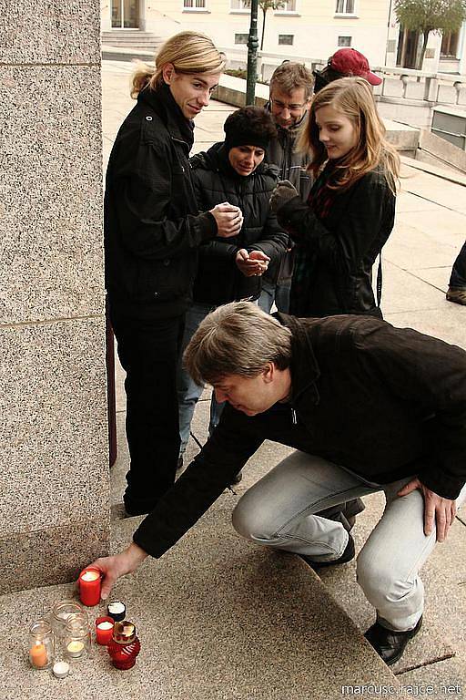 Se železnou pravidelností se v pravé poledne 17. listopadu schází před jabloneckou radnici hrstka pamětníků. Již devět let si připomínají listopadové události, zapálí svíčky a zazpívají si hymnu. 