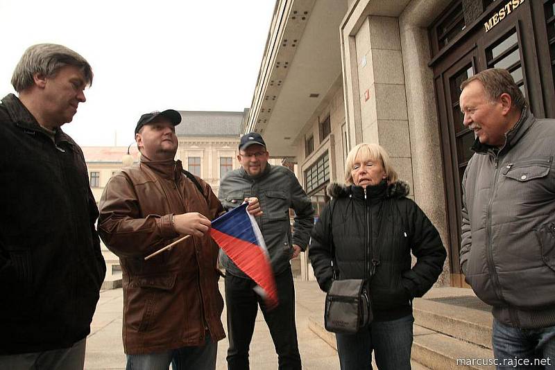 Se železnou pravidelností se v pravé poledne 17. listopadu schází před jabloneckou radnici hrstka pamětníků. Již devět let si připomínají listopadové události, zapálí svíčky a zazpívají si hymnu. 