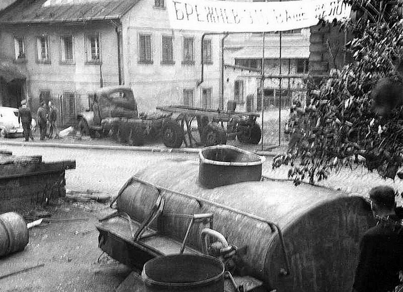 21. srpna 1968 došlo v Desné na Jablonecku k tragédii. Cisterna sovětské armády havarovala do zdi administrativní budovy zdejších skláren. Na místě zemřela babička s vnučkou.