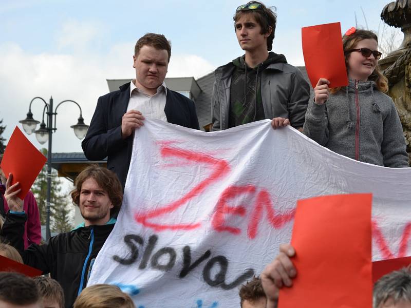 Prezident Miloš Zeman přijel do Jilemnice v doprovodu hejtmana Libereckého kraje Martina Půty. Očekávala je starostka Jana Čechová. 