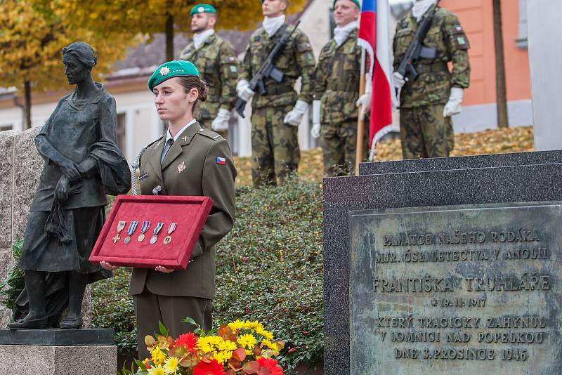 Oslava 100. výročí narození plk. Františka Truhláře, válečného hrdiny, československého letce a střelce i stíhače britské RAF, proběhla 21. října v Lomnici nad Popelkou. U Truhlářova pomníku proběhl pietní akt s přeletem letounů JAS-39C Gripen Vzdušných s