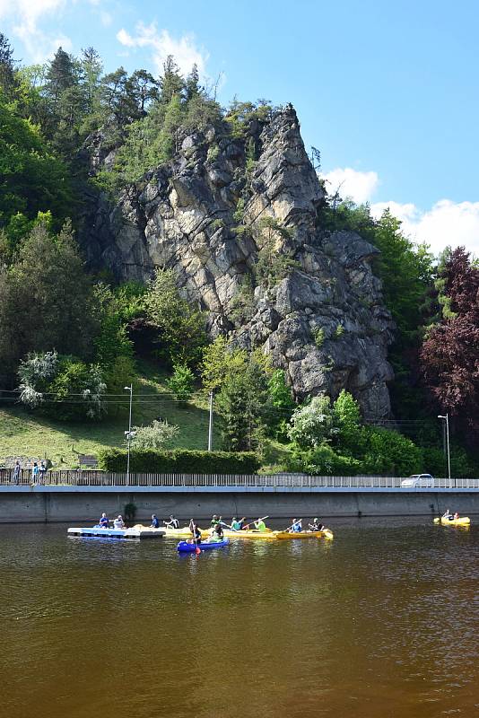 Vracíme se k normálu, lidé vyrazili ven Přívětivé počasí a další uvolňování opatření proti šíření koronaviru zapůsobilo a lidé vyrazili mimo své domovy. Jen na Malé Skále a části cyklostezky Greenway Jizera do Turnova se vydaly do přírody stovky lidí.