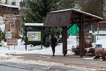 Autobusová zastávka v Zásadě na Jablonecku na snímku ze 7. prosince.
