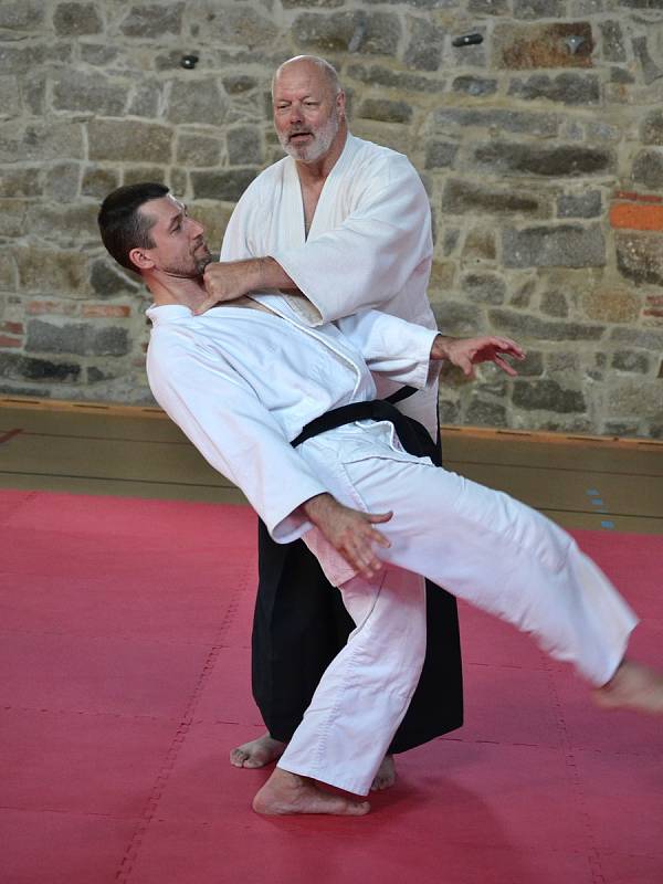 Dva věhlasní zahraniční mistři bojového umění, aikido a taichi, vedou sportovní kemp v nejvýše položené osadě Jizerských hor na Jizerce.