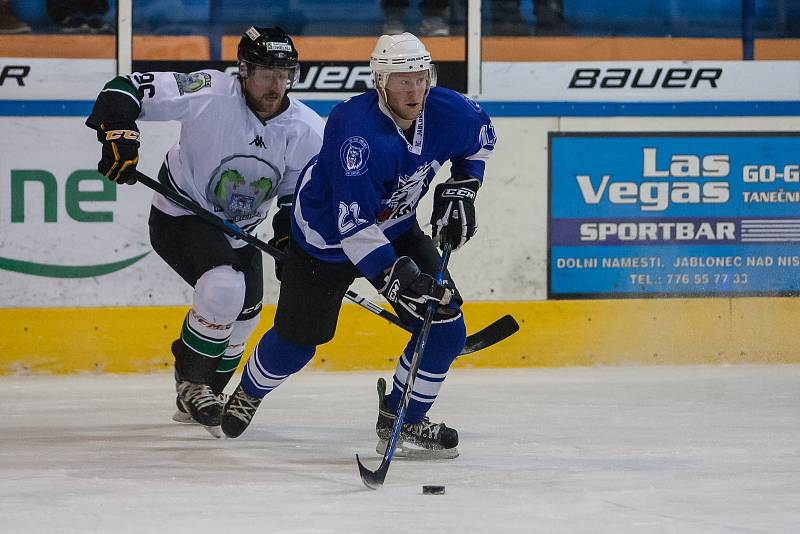 Utkání 20. kola 2. ligy ledního hokeje skupiny Západ se odehrálo 22. listopadu na zimním stadionu v Jablonci nad Nisou. Utkaly se týmy HC Vlci Jablonec nad Nisou a HC Draci Bílina. Na snímku v modrém Jiří Babec.