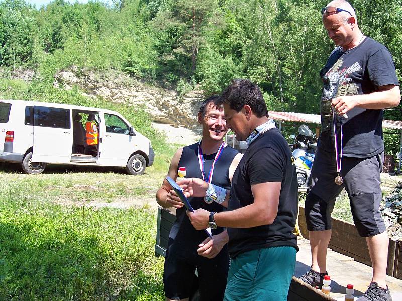 Třetí ročník charitativního závodu Jílovský lomčák, který se konal na střelnici v Jílovém u Držkova, byl rámován hledáním Semira z již kultovního seriálu Kobra 11.