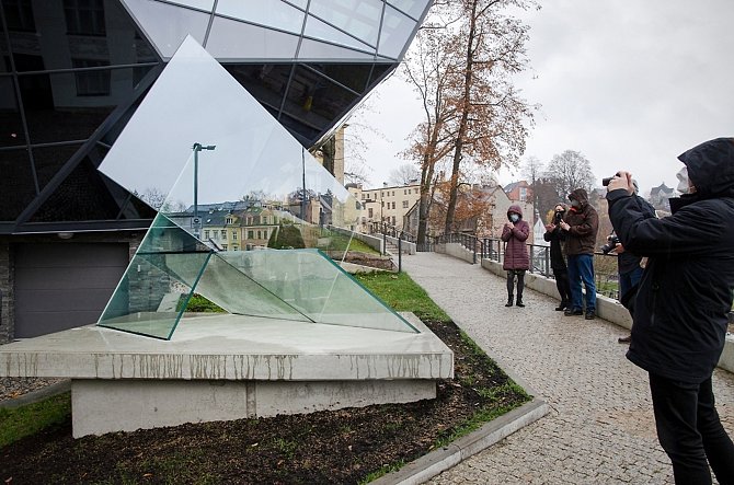 Nová plastika v parku Muzea skla a bižuterie Jablonec nad Nisou.