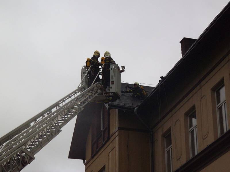 Dvě desítky lidí vyhnal z bytového domu v Tanvaldu požár půdy.