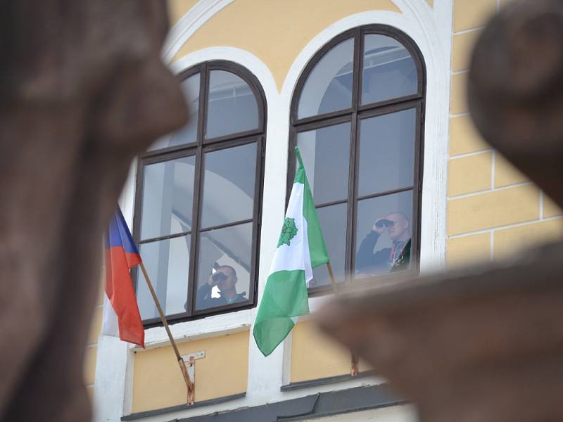 Prezident Miloš Zeman přijel do Jilemnice v doprovodu hejtmana Libereckého kraje Martina Půty. Očekávala je starostka Jana Čechová. 