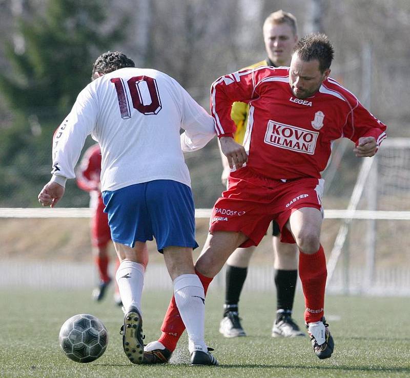 Favorizované Maršovice (v červeném) doma prohrály s Rovenskem brankou v samotném závěru zápasu.