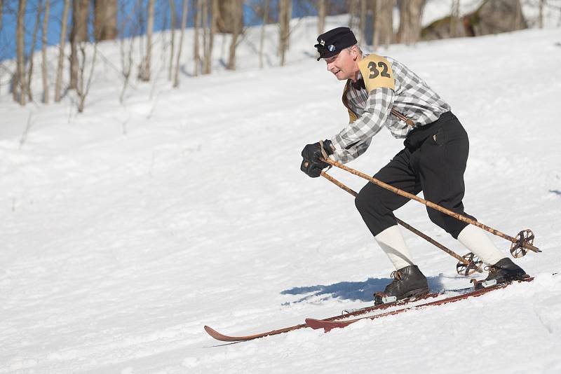 Recesisté na lyžích závodili ve Smržovce v dobových kostýmech. Závodilo se ve třech disciplínách. Slalom, sjezd s nejdelším dojezdem do protisvahu, a ve skoku, který byl většinou spojený s krkolomným pádem.