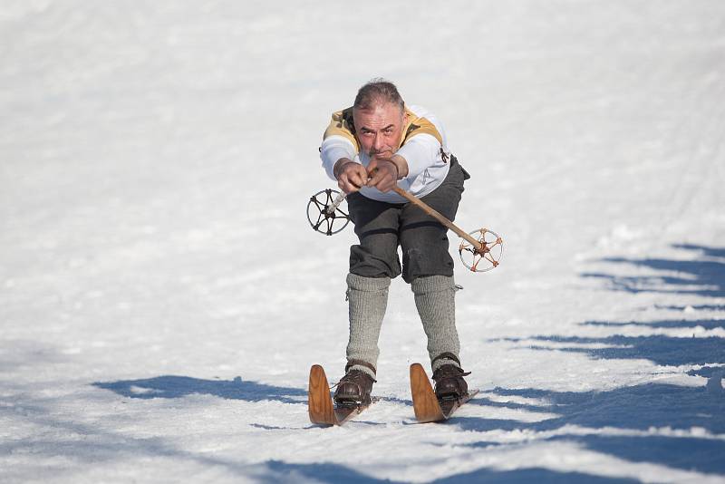 Recesisté na lyžích závodili ve Smržovce v dobových kostýmech. Závodilo se ve třech disciplínách. Slalom, sjezd s nejdelším dojezdem do protisvahu, a ve skoku, který byl většinou spojený s krkolomným pádem.