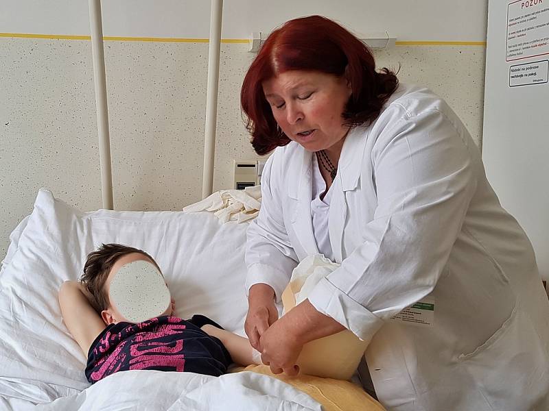 Primářka Alena Schmoranzová s malým pacientem